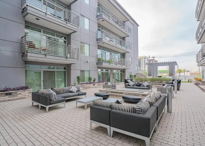 Apartment Comfy 2bd Dt - Balcony, Gym, W-d, Parking - Sleeps 8