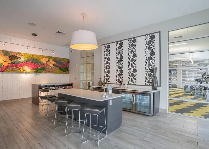 Apartment Comfy 2bd Dt - Balcony, Gym, W-d, Parking - Sleeps 8 *