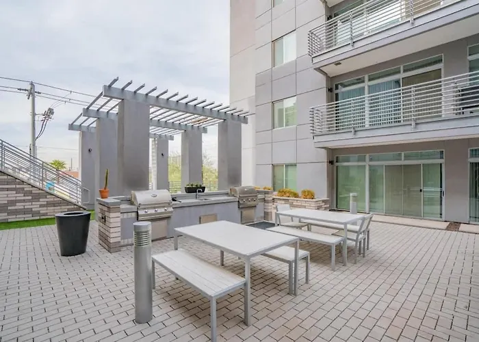 Apartment Comfy 2bd Dt - Balcony, Gym, W-d, Parking - Sleeps 8 *