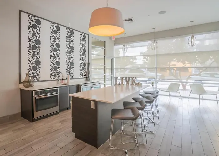 Comfy 2bd Dt - Balcony, Gym, W-d, Parking - Sleeps 8 *