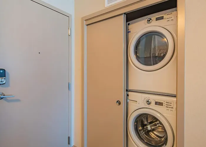 Comfy 2bd Dt - Balcony, Gym, W-d, Parking - Sleeps 8 Phoenix