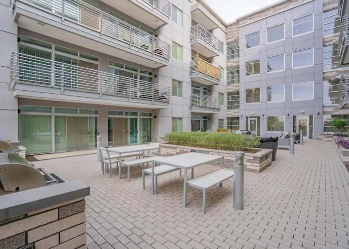 Comfy 2bd Dt - Balcony, Gym, W-d, Parking - Sleeps 8