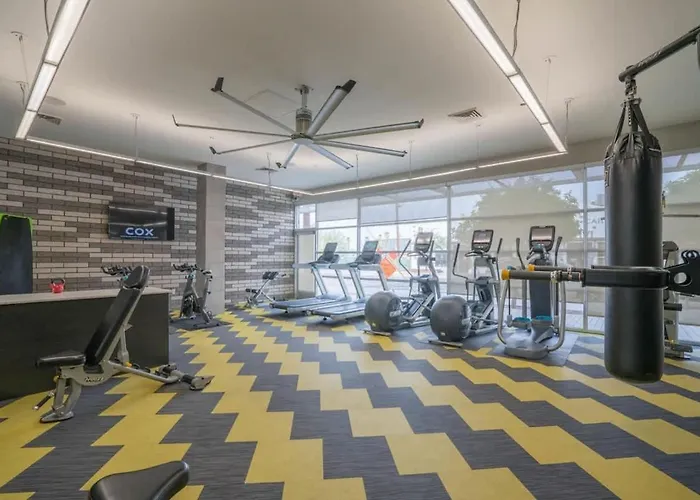 Comfy 2bd Dt - Balcony, Gym, W-d, Parking - Sleeps 8 Apartment
