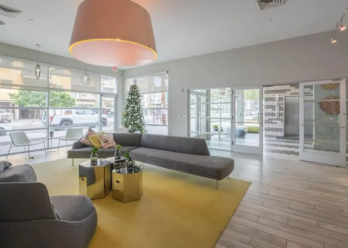 Comfy 2bd Dt - Balcony, Gym, W-d, Parking - Sleeps 8 Apartment *