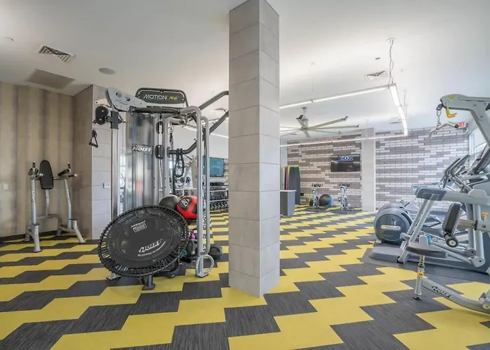 Comfy 2bd Dt - Balcony, Gym, W-d, Parking - Sleeps 8 *