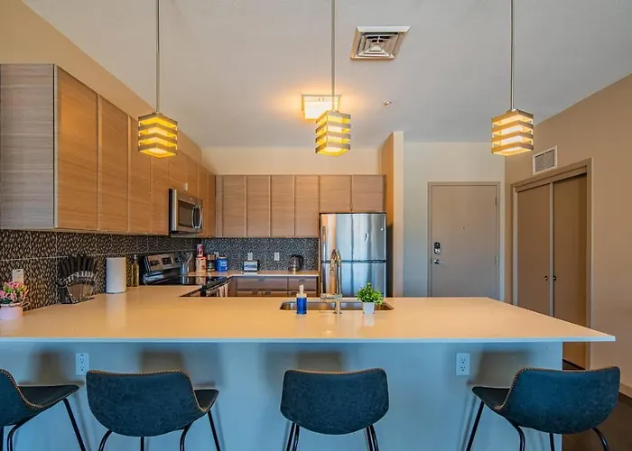 Comfy 2bd Dt - Balcony, Gym, W-d, Parking - Sleeps 8