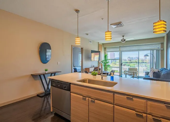 Comfy 2bd Dt - Balcony, Gym, W-d, Parking - Sleeps 8 Apartment