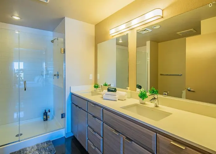 Apartment Comfy 2bd Dt - Balcony, Gym, W-d, Parking - Sleeps 8