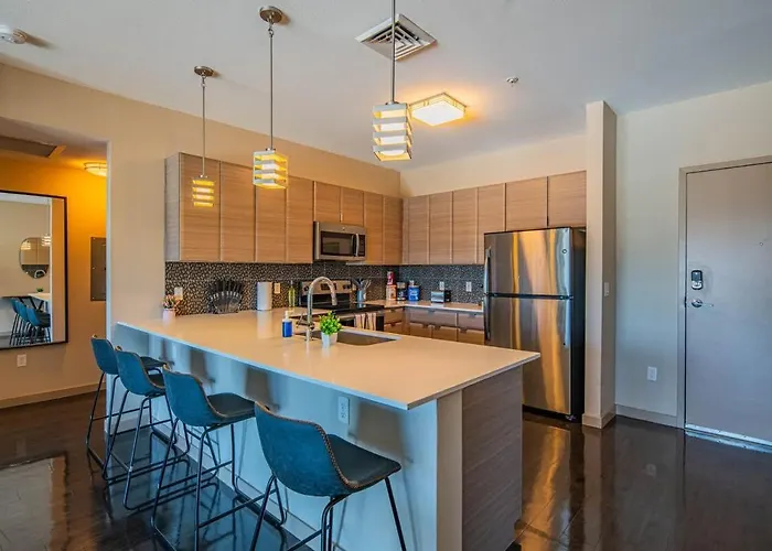 Comfy 2bd Dt - Balcony, Gym, W-d, Parking - Sleeps 8 *