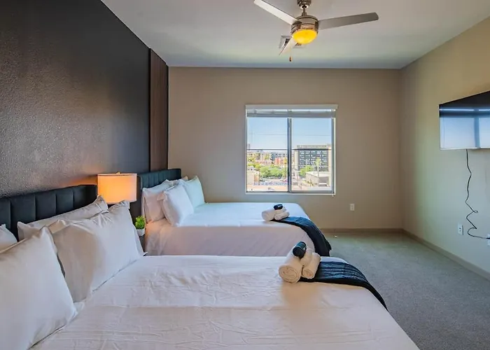 Comfy 2bd Dt - Balcony, Gym, W-d, Parking - Sleeps 8 Apartment *