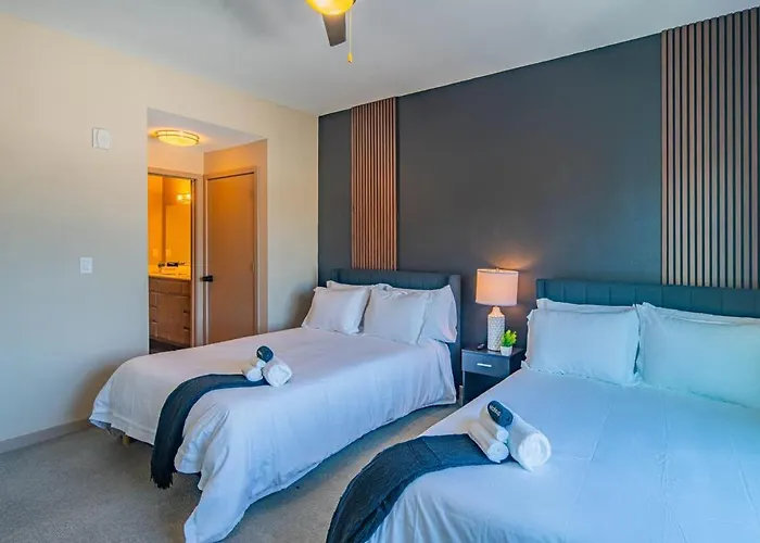 Apartment Comfy 2bd Dt - Balcony, Gym, W-d, Parking - Sleeps 8 *
