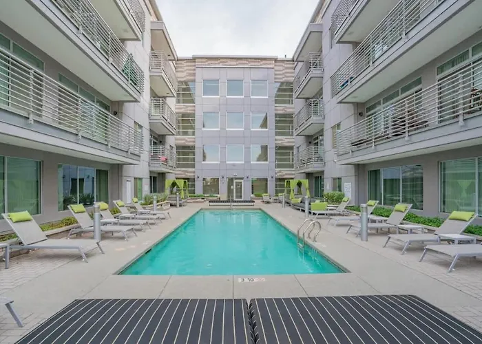 Comfy 2bd Dt - Balcony, Gym, W-d, Parking - Sleeps 8 Apartment Phoenix