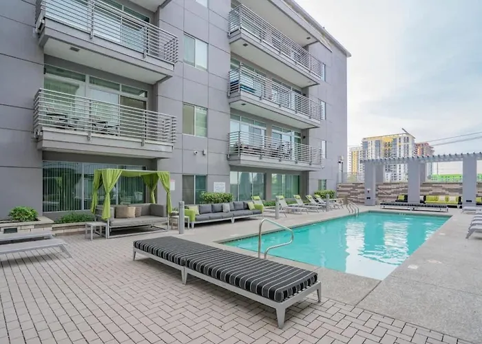 Comfy 2bd Dt - Balcony, Gym, W-d, Parking - Sleeps 8 *