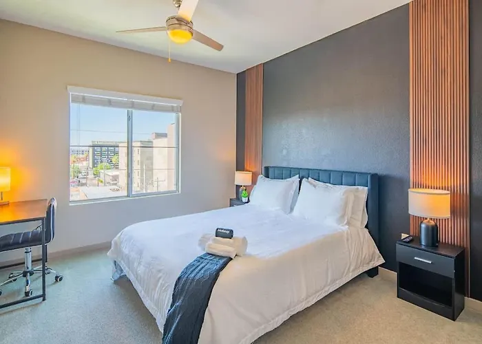 Comfy 2bd Dt - Balcony, Gym, W-d, Parking - Sleeps 8 Apartment *