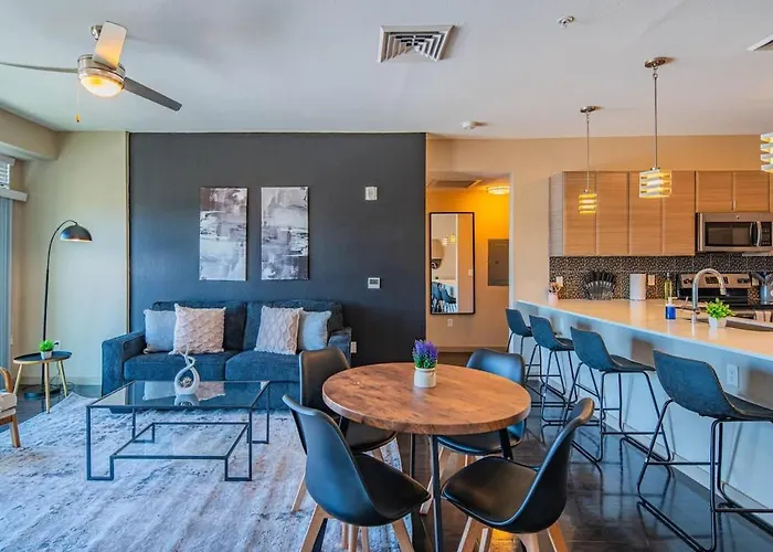 Comfy 2bd Dt - Balcony, Gym, W-d, Parking - Sleeps 8