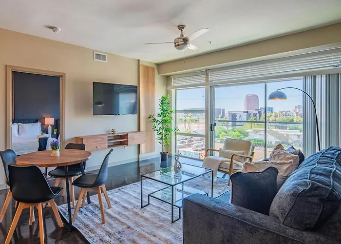 Comfy 2bd Dt - Balcony, Gym, W-d, Parking - Sleeps 8